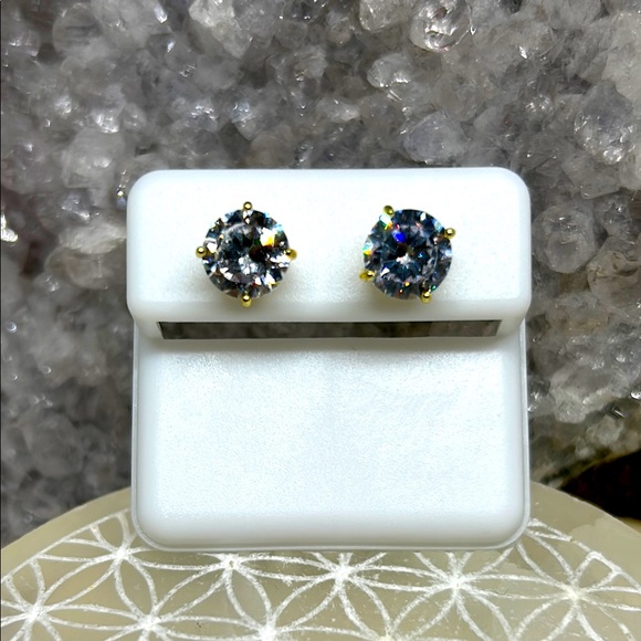 Elegant Silver Stud Earrings - Picture 1 of 4